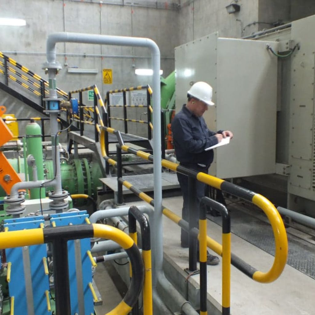 Ingeniero de Coaia haciendo revisión